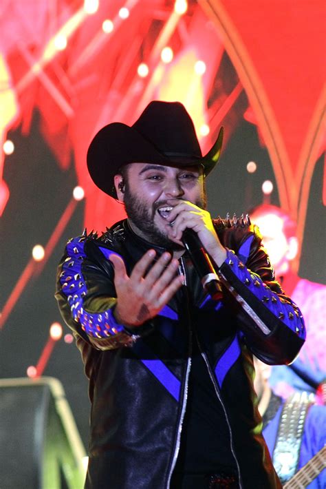 Gerardo Ortiz y su colección de trajes que cuestan más de 30 mil pesos.